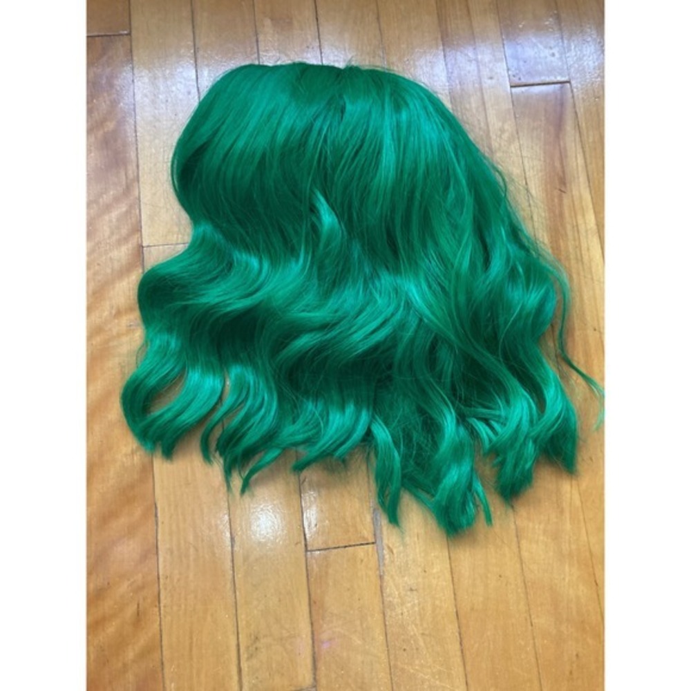 Vibrant Emerald Green Wavy Wig Shoulder Length Cosplay Costume with Wig Cap
